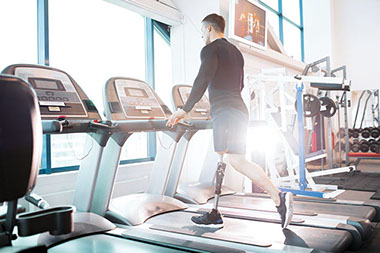 Man with amputee leg using the treadmill.