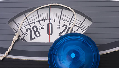 Don't crash diet. Image of a yo-yo on a scale.