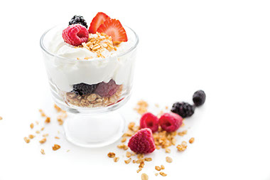 Easy snacks for high energy. Image of greek yogurt and fresh berries.